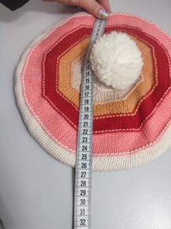 Шапка яркая красивая