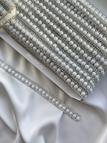 Тесьма термоклеевая со стразами и белыми камнями