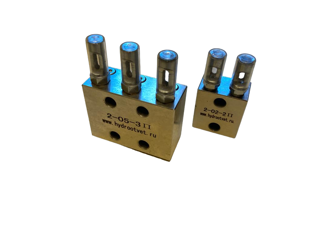 2-02-3П - Питатель модульного исполнения для двухлинейных смазочных систем с рабочим давлением 200 бар, количество выходов 3, максимальная доза на выход 2 мл/цикл, с регулятором и индикатором