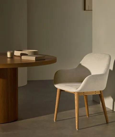 Стул Konna бежевого цвета с ножками из массива ясеня