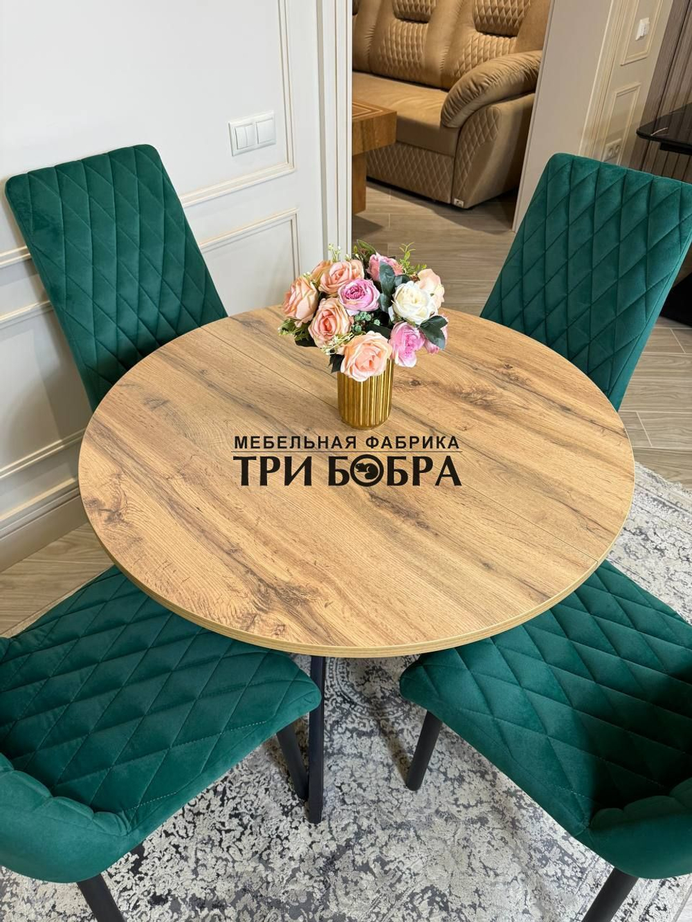 Круглый раздвижной стол "Лофт", дуб вотан и стулья "Бентли" изумруд