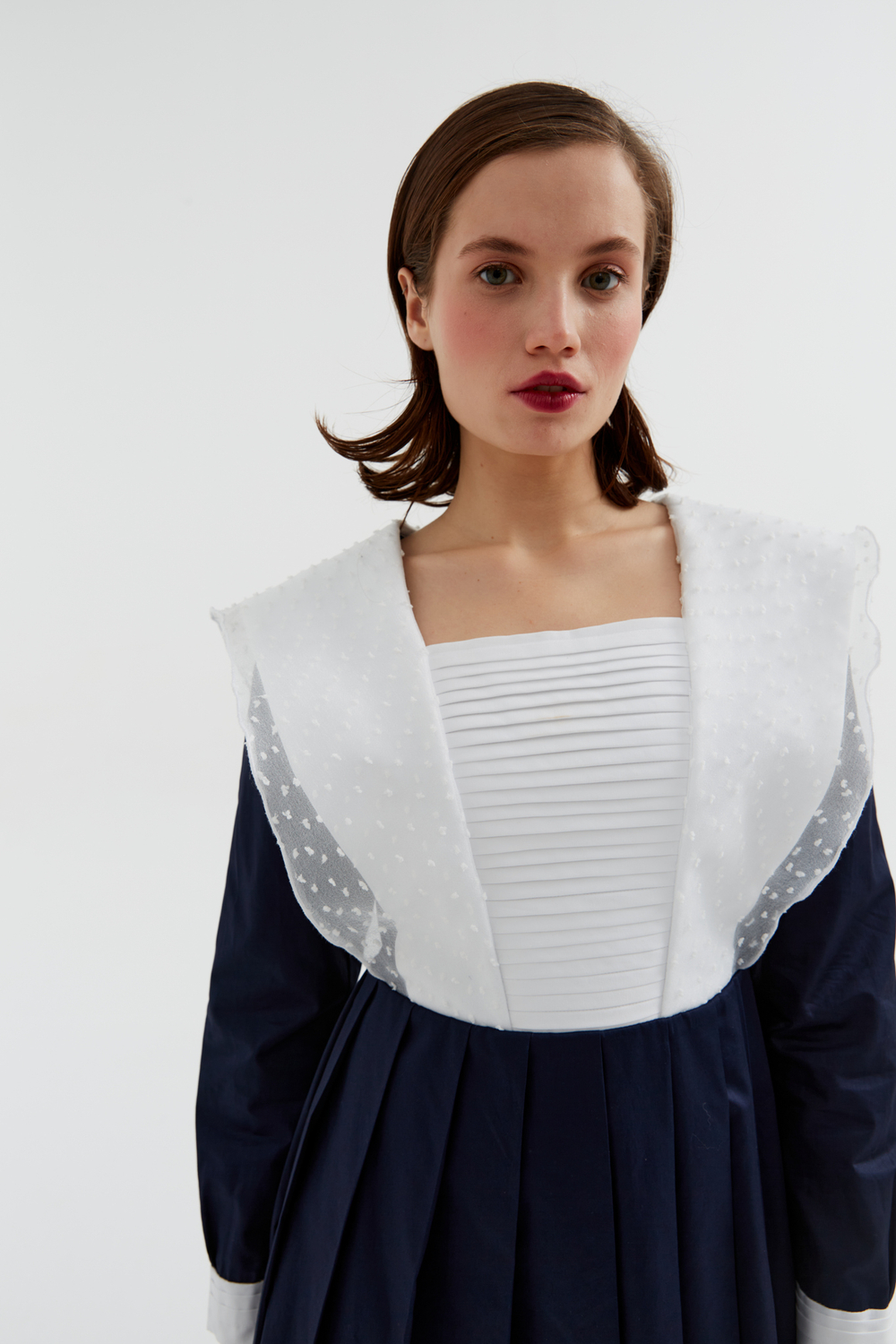 Мини платье с манишкой в оттенке чернил