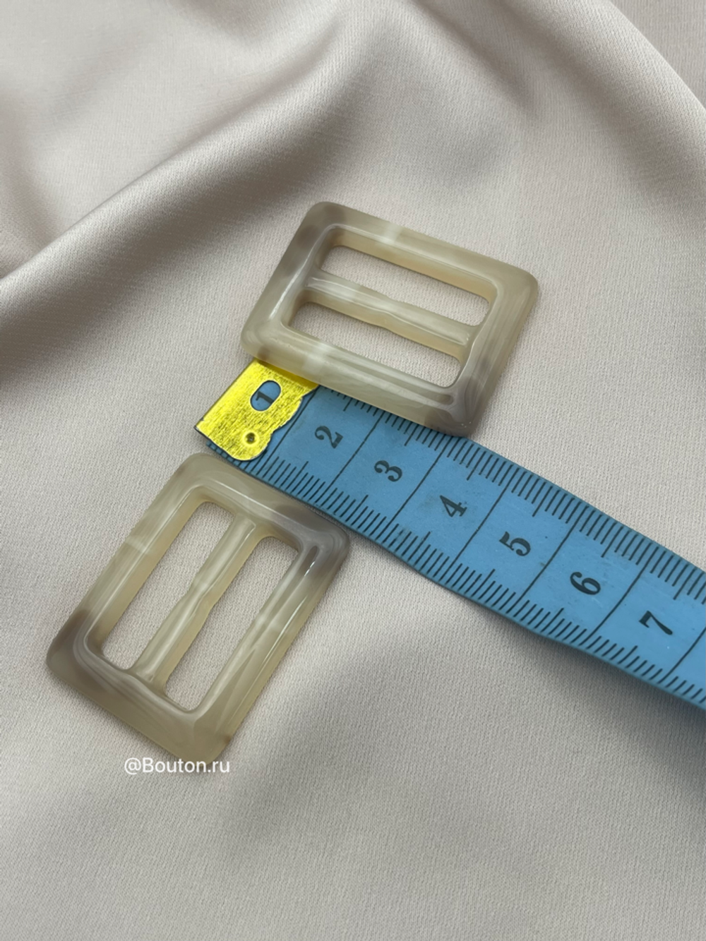 Пряжка светло-коричневая