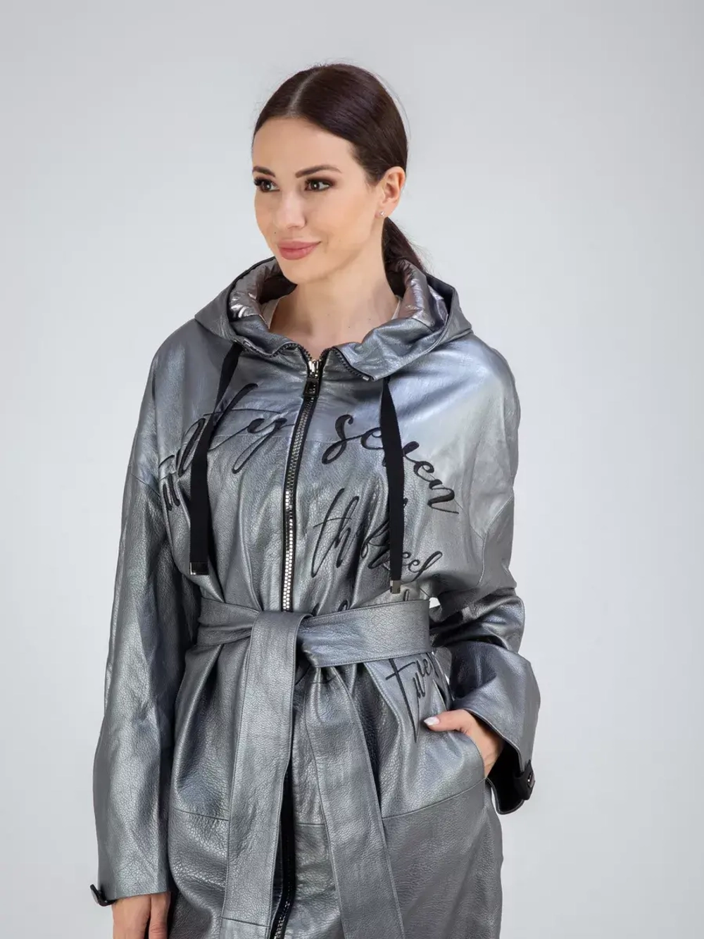 Кожаный плащ на осень с капюшоном