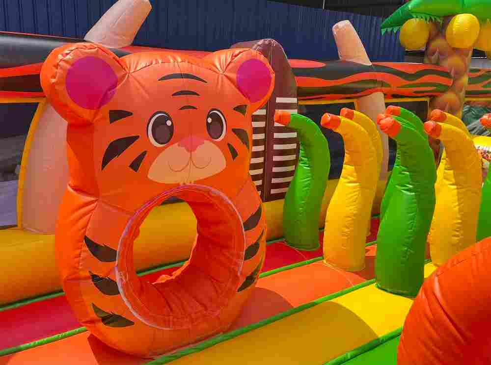 Коммерческий надувной батут "Сафари Ультра", 14*6*7,5 м.