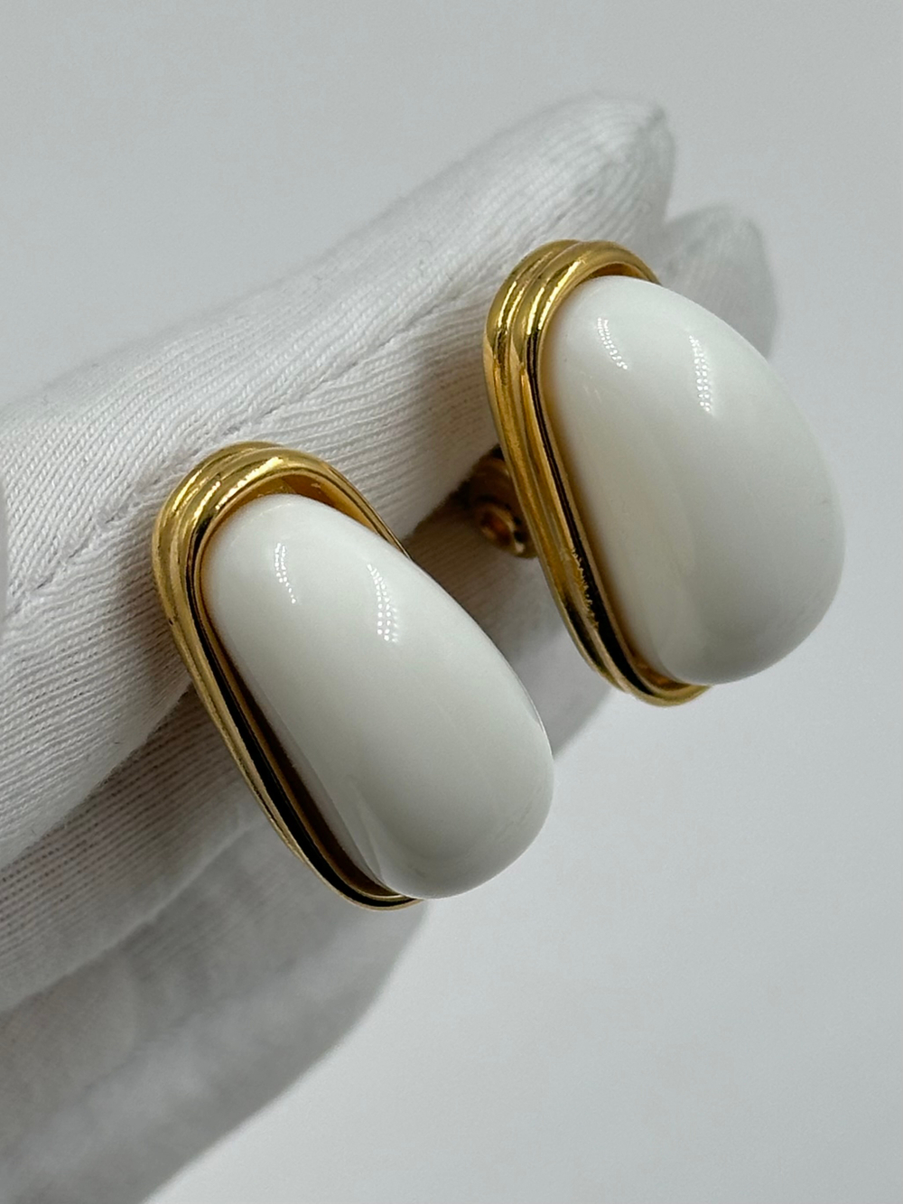 Клипсы с белыми вставками Monet