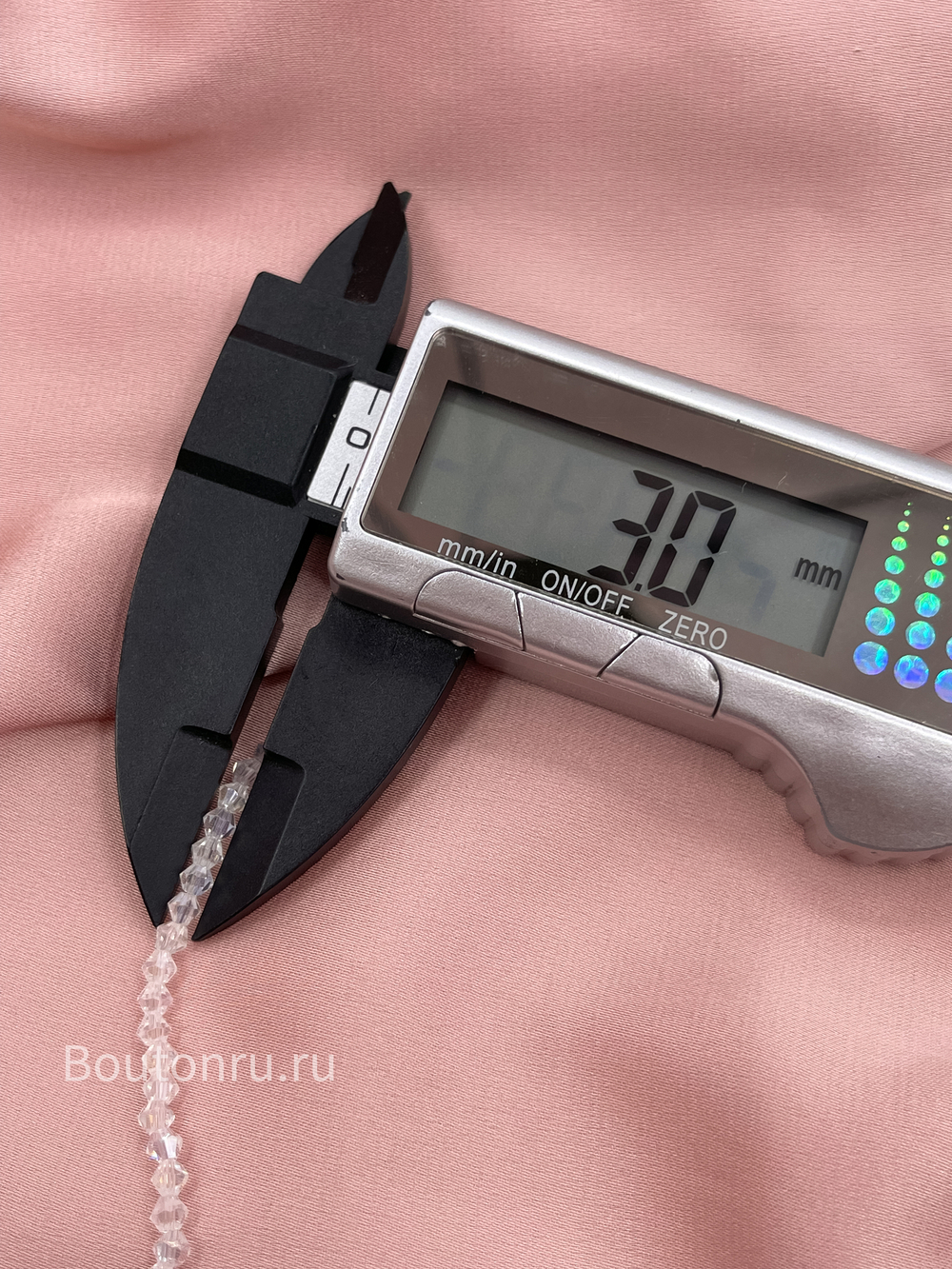 Бусины стеклянные биконусы на нити прозрачные