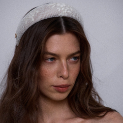 Ободок объемный бежевый с гипюром