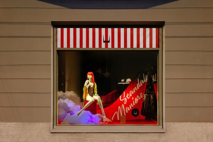 Летние витрины Scandale Manière: VOYAGE — три истории о путешествиях