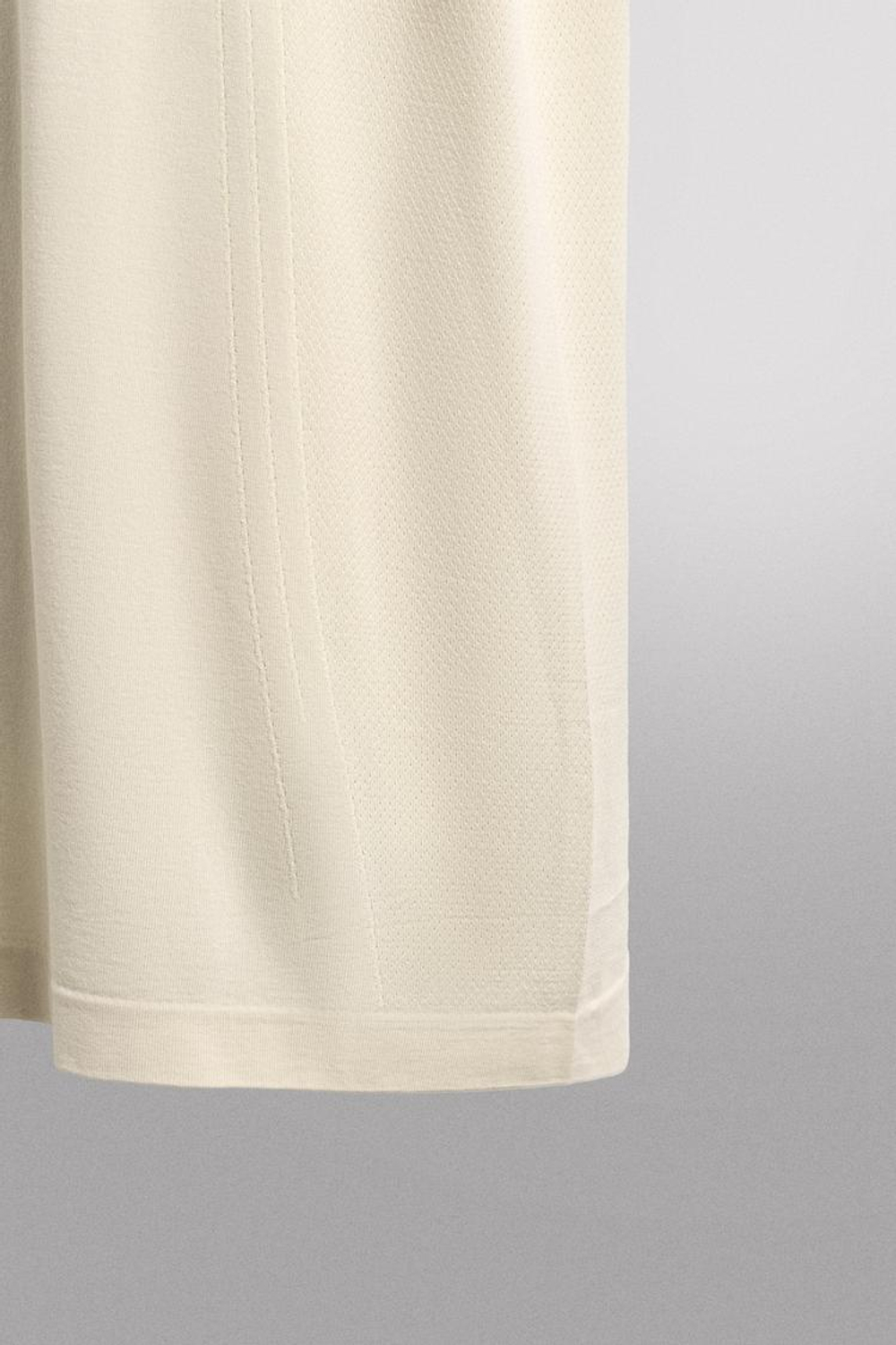 ZARA БЕСШОВНАЯ СПОРТИВНАЯ ФУТБОЛКА, ЖЕЛТОВАТО-БЕЛЫЙ