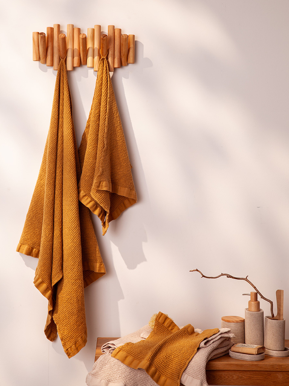 Полотенце банное из умягченной вафли цвета охры из коллекции essential, 70x140 см