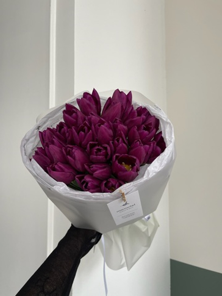 Букет из 25 фиолетовых тюльпанов доступен к заказу с 3.03.2026