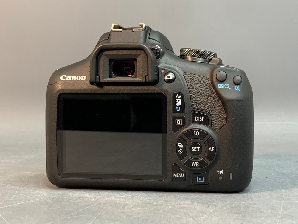 Canon 2000D Kit 18-55mm 3.5-5.6 III 150 кадров