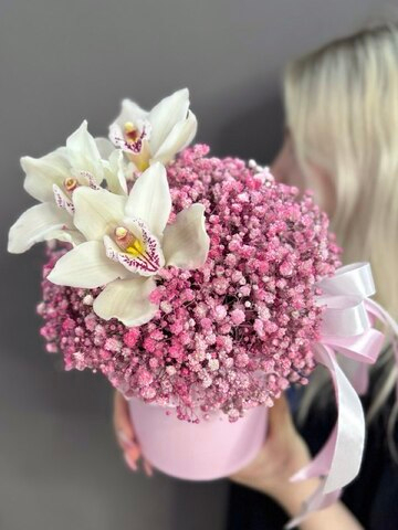 Композиция с гипсофилой и оридеями