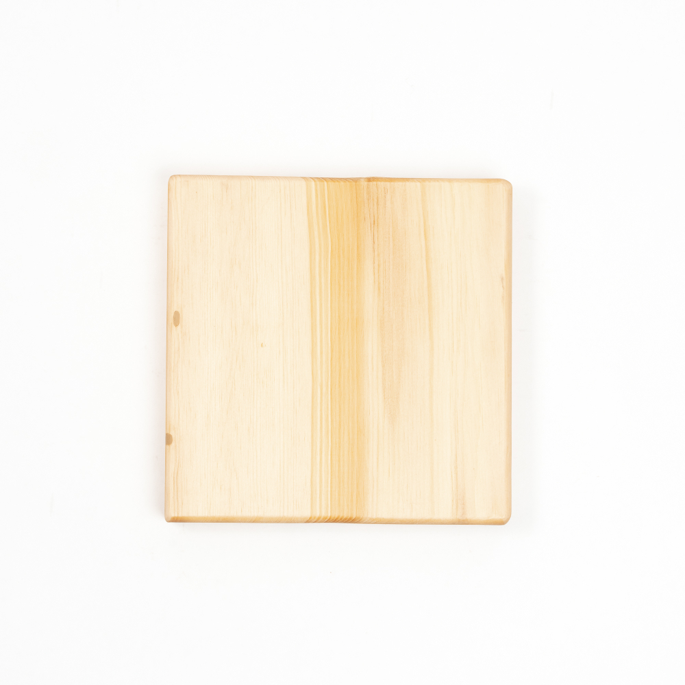 Деревянная менажница из кедра для подачи блюд и закусок с гравировкой "Волшебство не за горами"