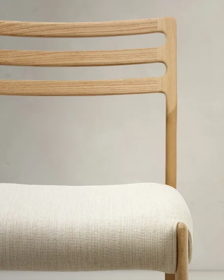 Стул Cudia из бежевой синели из массива дуба с натуральной отделкой FSC Mix Credi