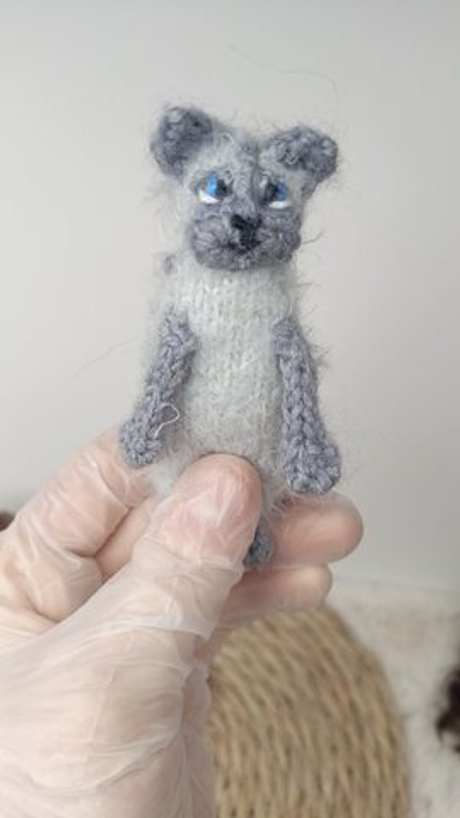 Серый кот - вязаная игрушка для куклы