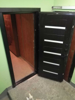 Дверь входная Лабиринт ПИАНО 01 Венге , стекло белое ЧЕРНАЯ ФУРНИТУРА металлическая