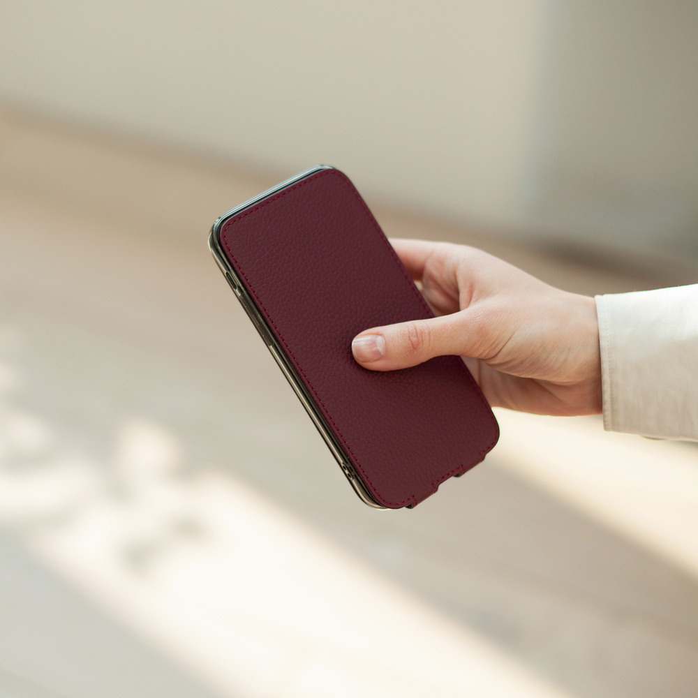 Чехол кожаный для iPhone 14 Pro бордового цвета