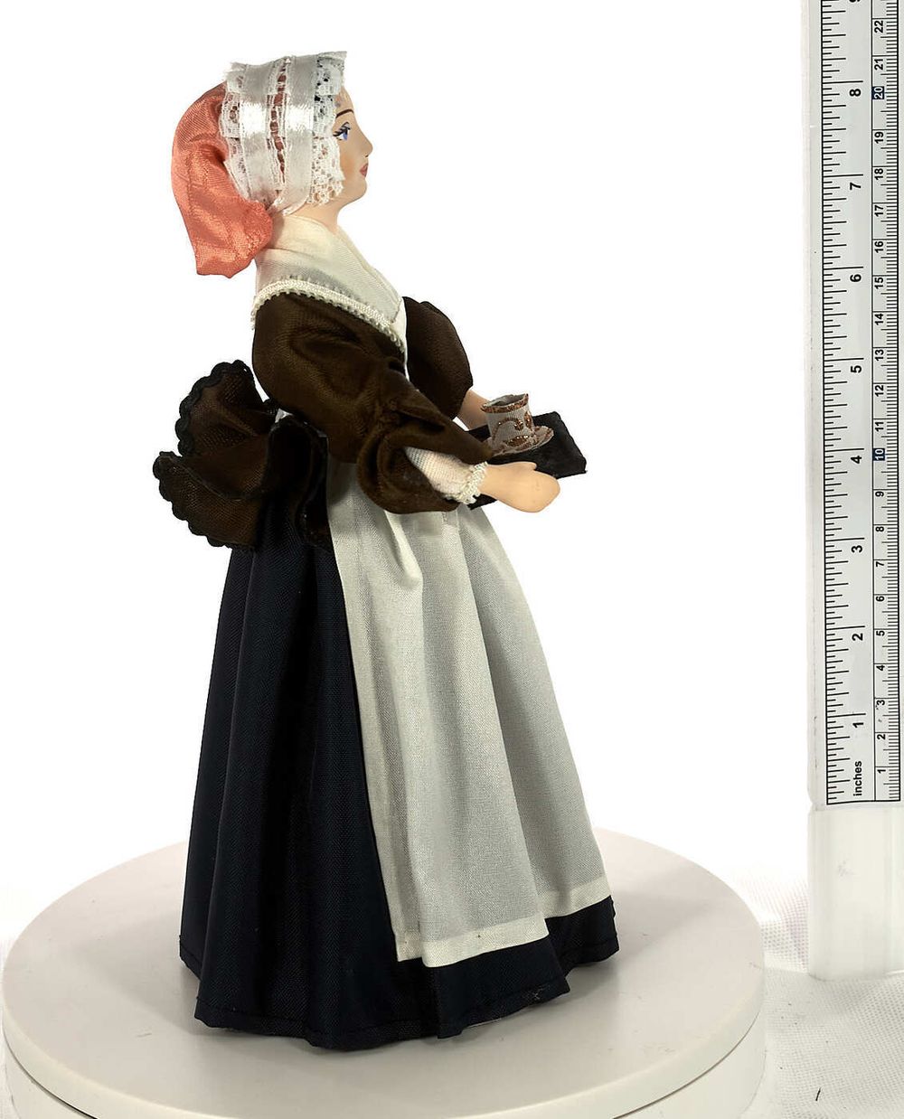 Фарфоровая кукла коллекционная  Костюм служанки 18 век Франция. Сувенир ручной работы
