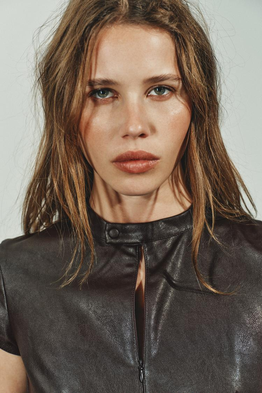 ZARA МИНИ-ПЛАТЬЕ ИЗ ИСКУССТВЕННОЙ КОЖИ, ТЕМНО-КОРИЧНЕВЫЙ