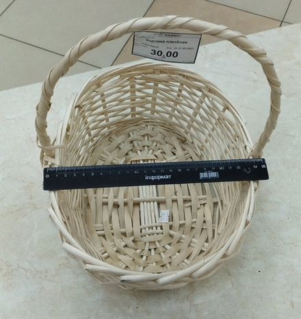 Корзина с 10 ветками белых хризантем Бакарди и черной лентой