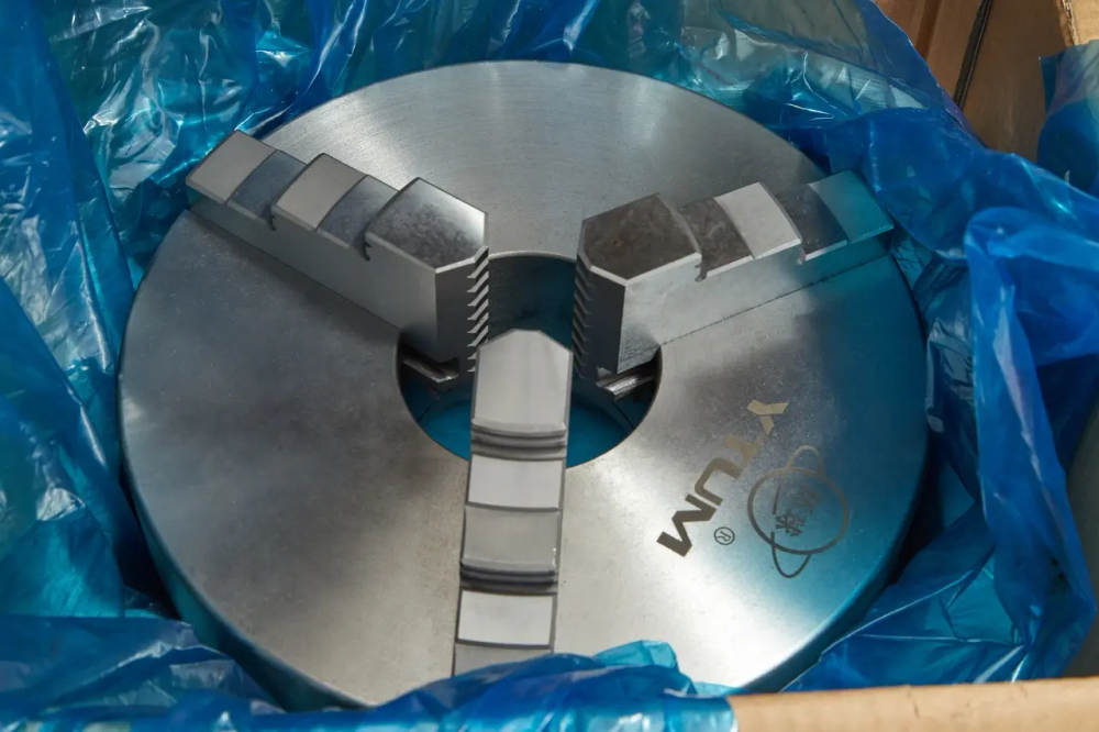 Токарный патрон К11-250/С6, посадка на условный конус 6, трехкулачковый, самоцентрирующийся