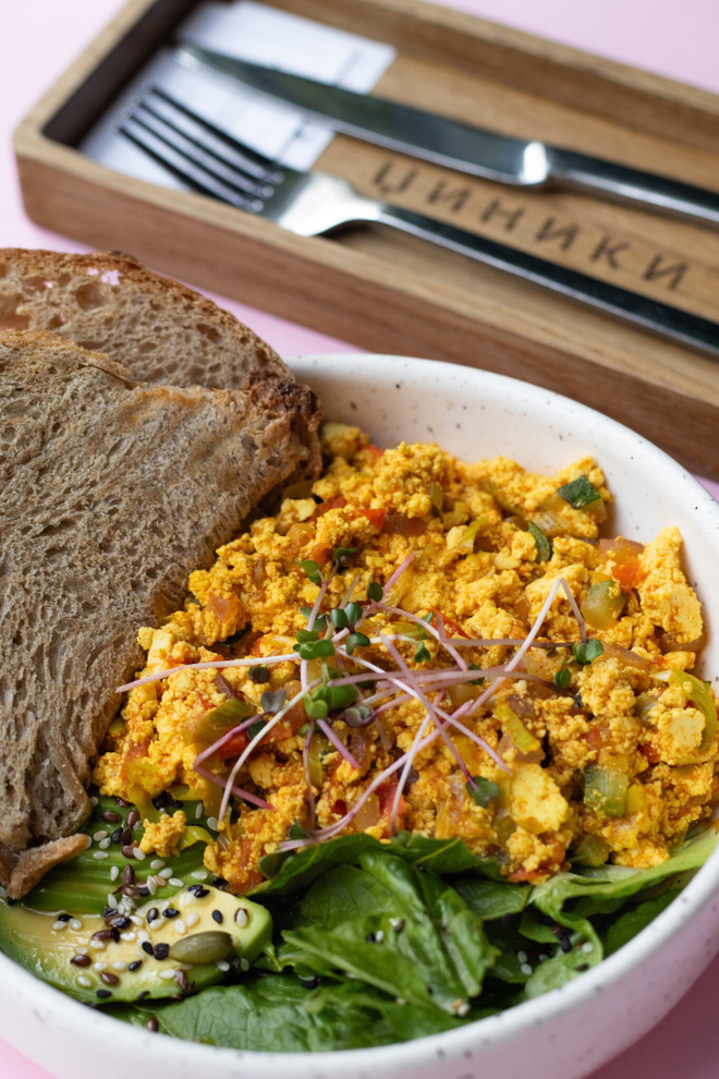 СКРЭМБЛ С АВОКАДО И БЕЗДРОЖЖЕВЫМ ХЛЕБОМ