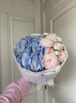 Букет с гортензией и персиковой хризантемой