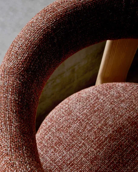 Стул Granite на 4 ножках из терракотового шенилла и массива ясеня в натуральной отделке