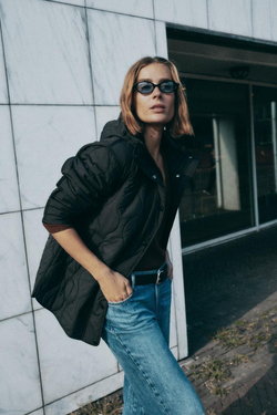 ZARA СТЕГАНАЯ КУРТКА С КАПЮШОНОМ, ЧЕРНЫЙ