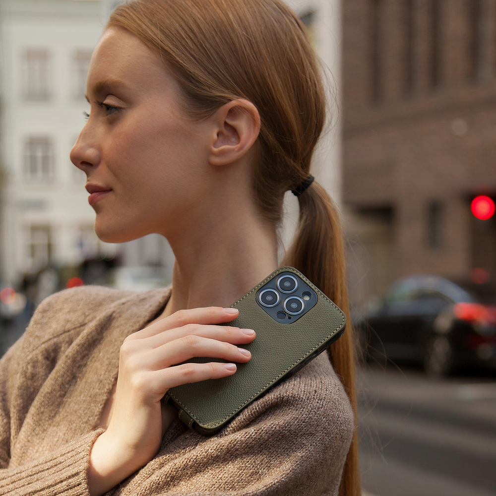 Чехол для iPhone 15 Pro из кожи сафьяно, цвета хаки