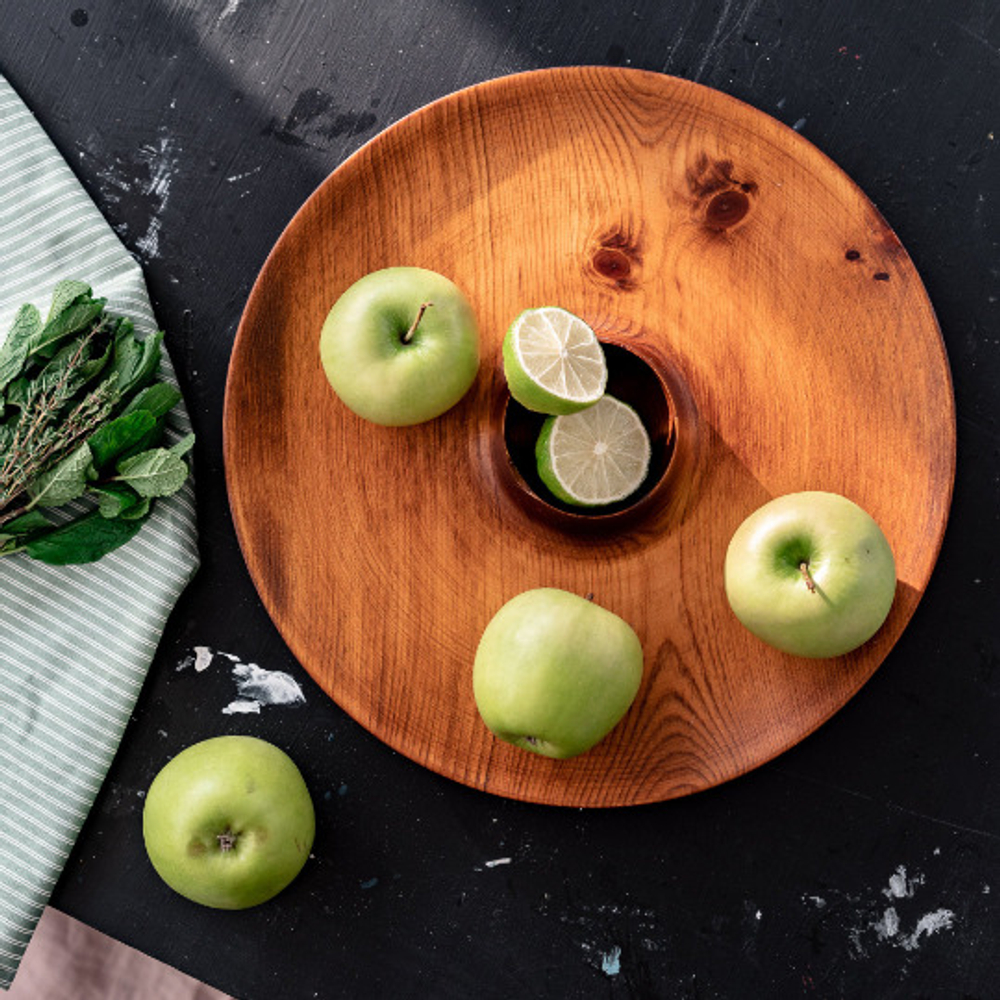 Деревянное блюдо Art of Siberia для подачи шашлыка и закусок с соусницей из дерева сибирский кедр. T76