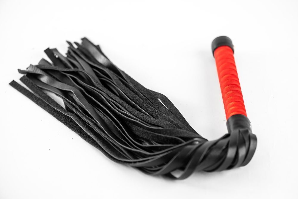 Черная кожаная плеть с красной ручкой - 50 см. (Цвет: черный с красным)