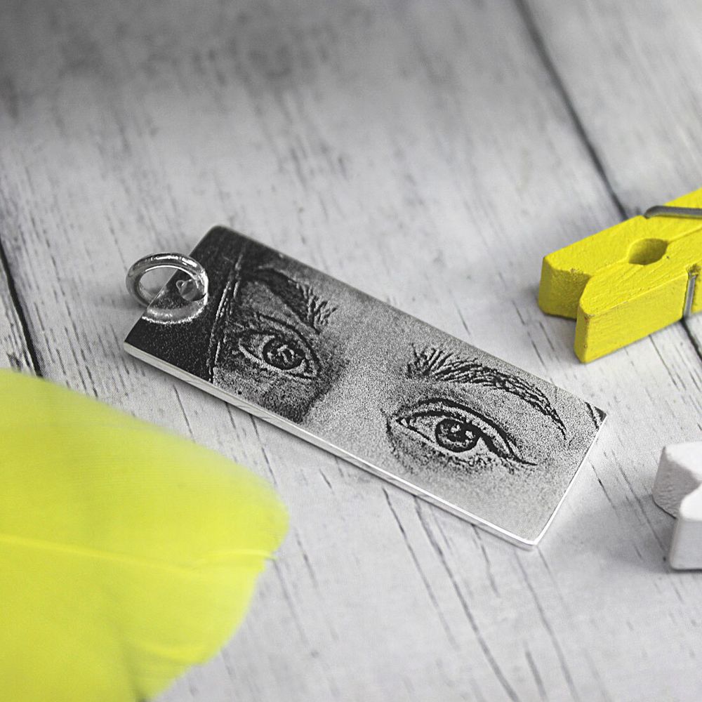 Серебряная подвеска с гравировкой фото глаз