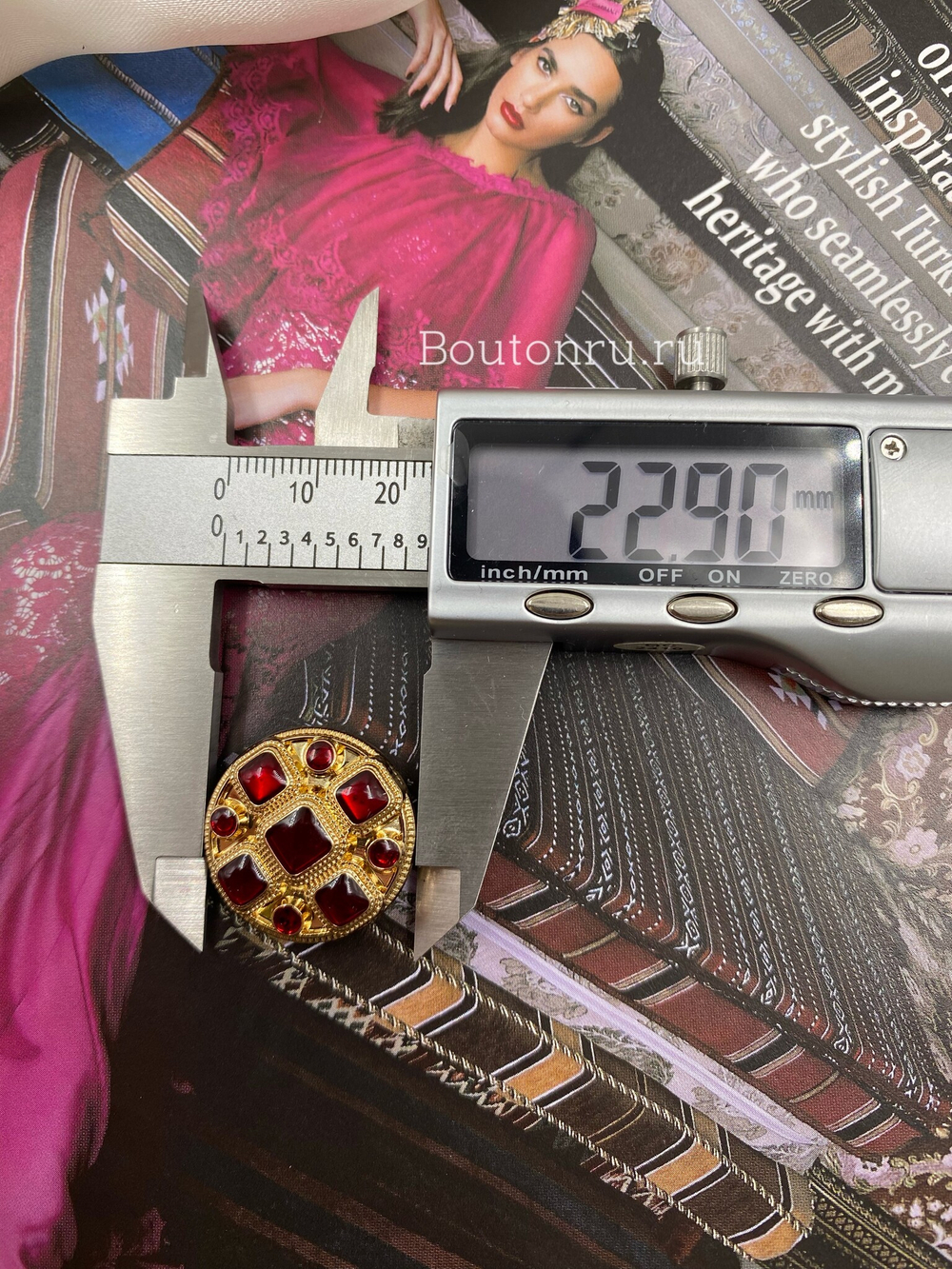 Пуговицы золотистые с квадратными деталями и красной эмалью