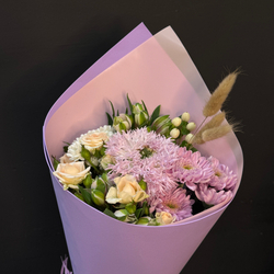 Букет-комплимент из хризантем, кустовой розы и альстромерии