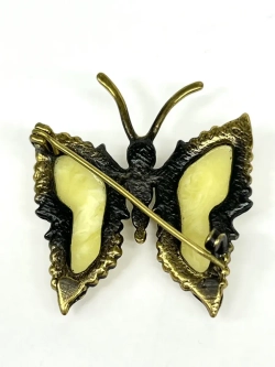 Бронзовая брошь на янтаре