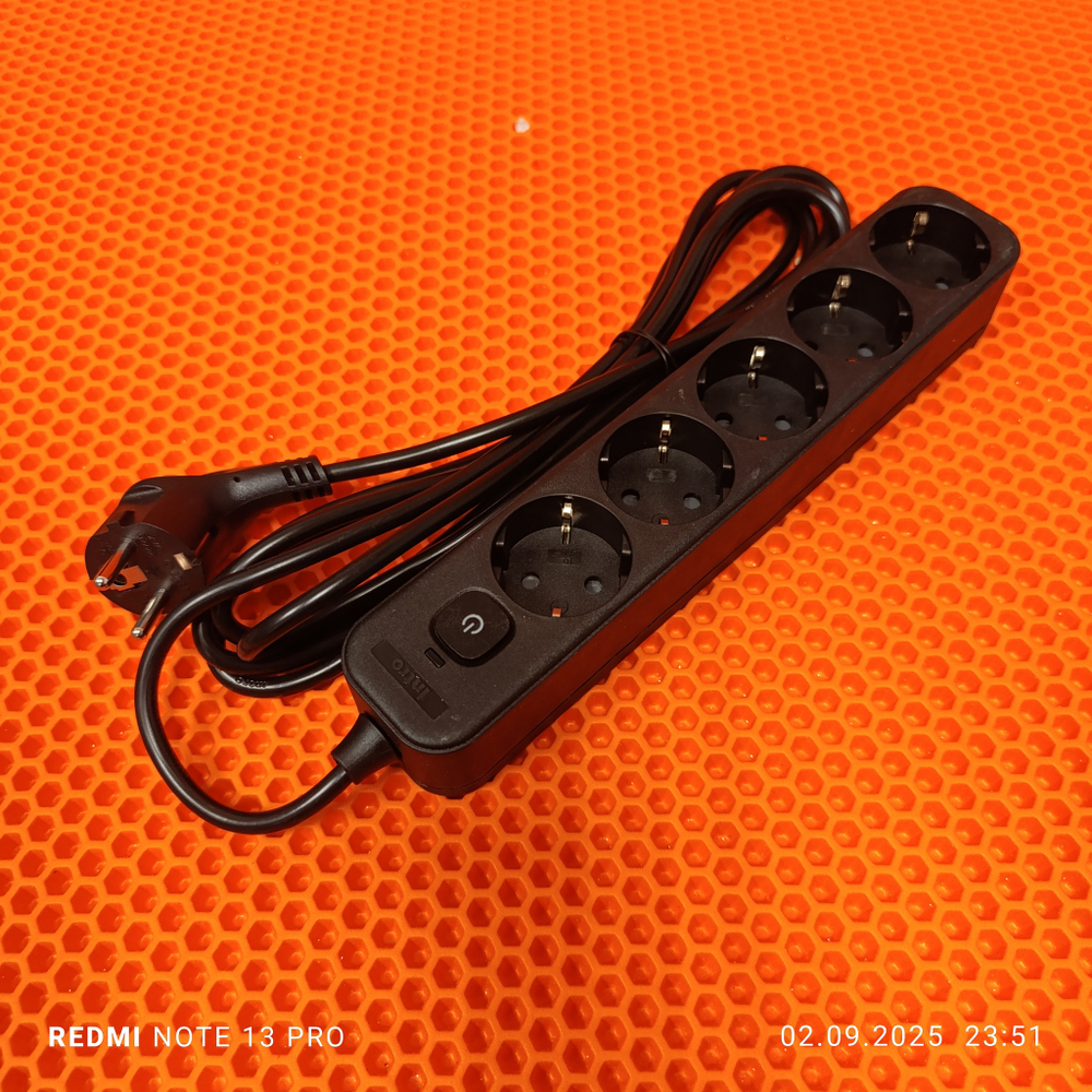 Сетевой фильтр Intro SFE530-B 5 розеток 10А 2200W черный 3 м