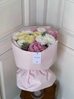 Букет сборный с пионами и незабудками