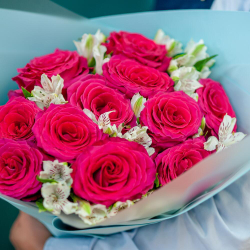 Яркий букет малиновых роз с альстромерией