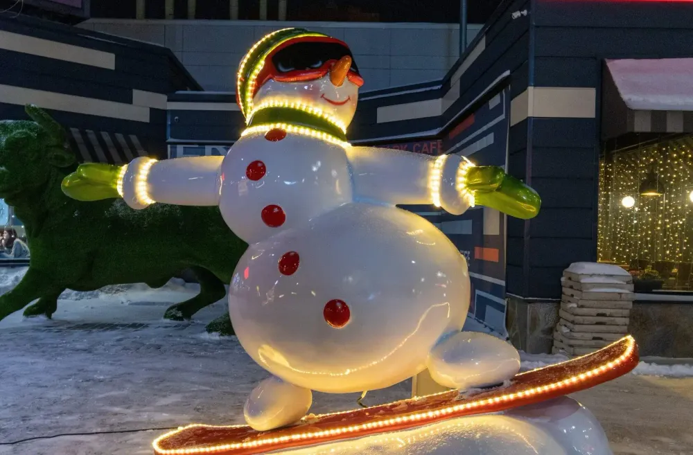 Уличная фигура "Снеговик Сноубордист"
