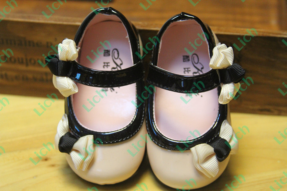 Туфли детские с контрастной окантовкой, ремешком и бантами