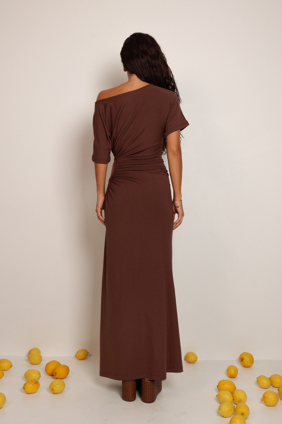 Платье футболка с вырезом