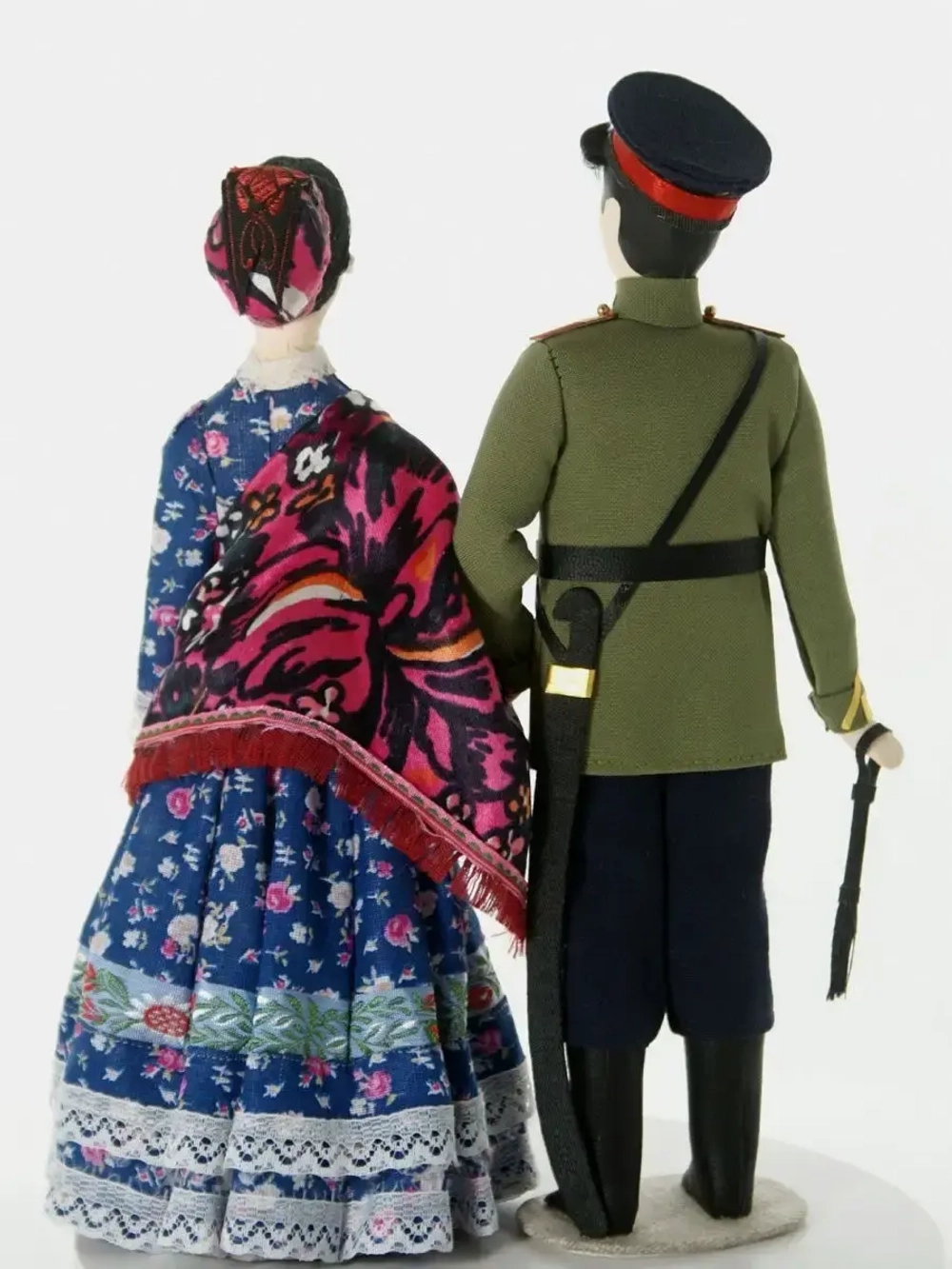 Куклы фарфоровые казак с казачкой (пара)