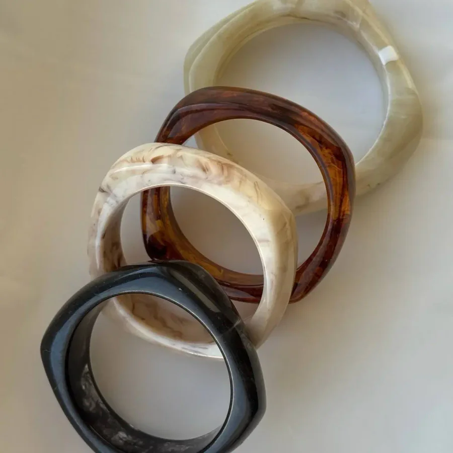 Браслет из смолы квадратной формы в розовом цвете