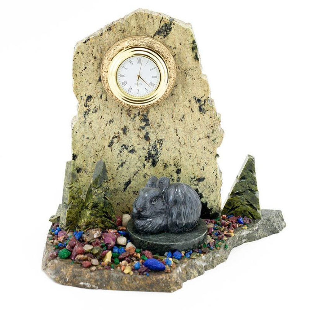 Часы "Заяц" камень змеевик 80х130х160 мм 1000 гр. R116056