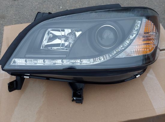 Передние фары daylight black для Opel Zafira A