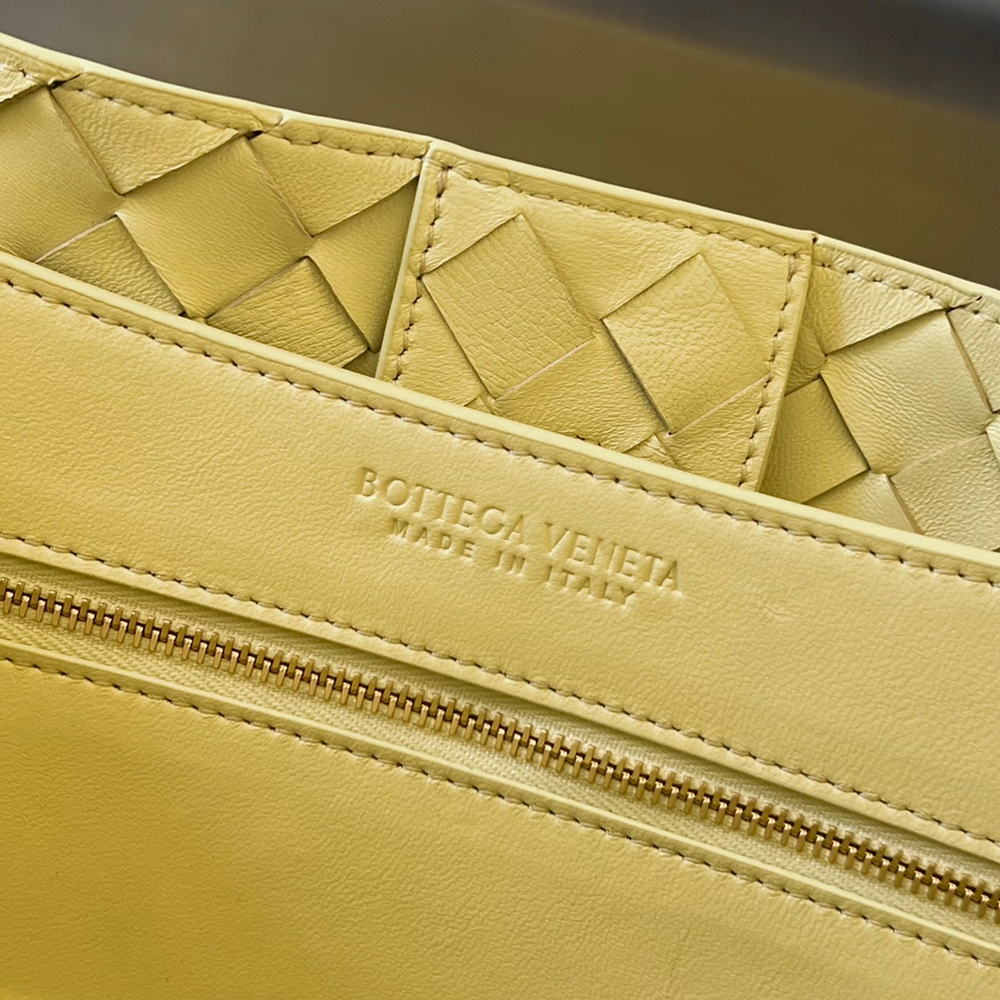 Bottega Veneta Medium Andiamo 32 cm