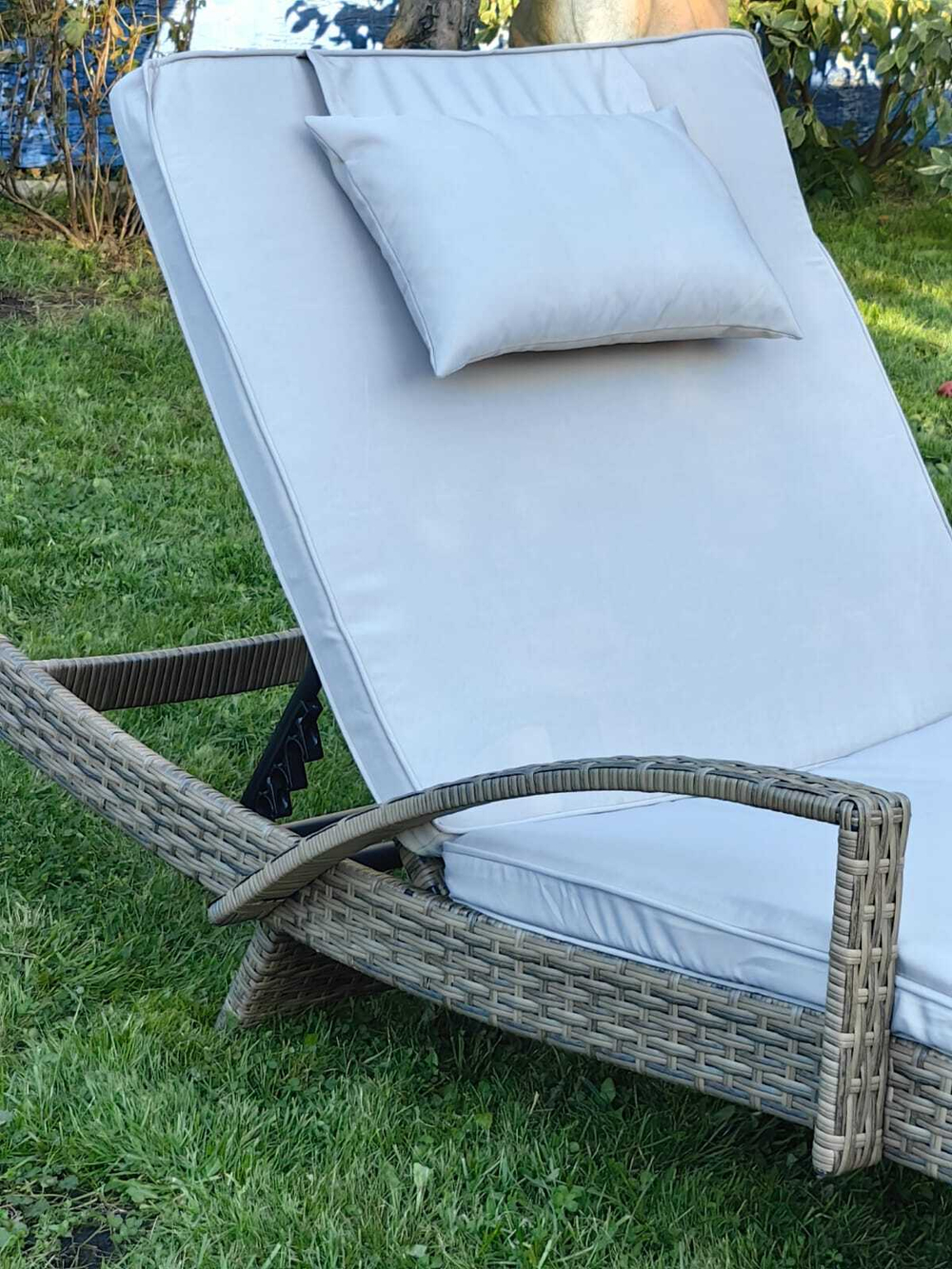 Комплект мебели из искусственного ротанга МАРА “MARA” Greige , шезлонг с подлокотниками и столик